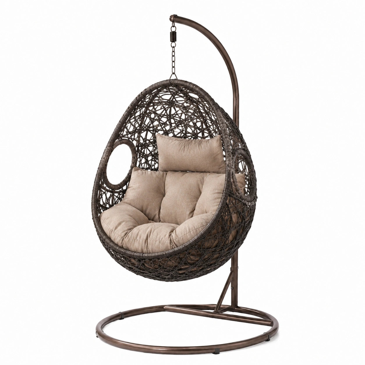 Sillón colgante de ratán con cojines beige y estructura de acero